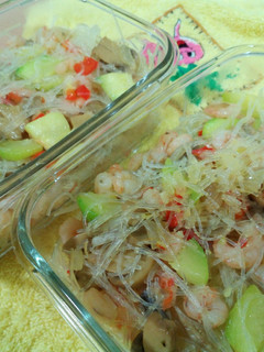 Una foto de Vermicelli con verduras y gambas
