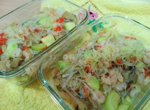 Una foto de Vermicelli con verduras y gambas