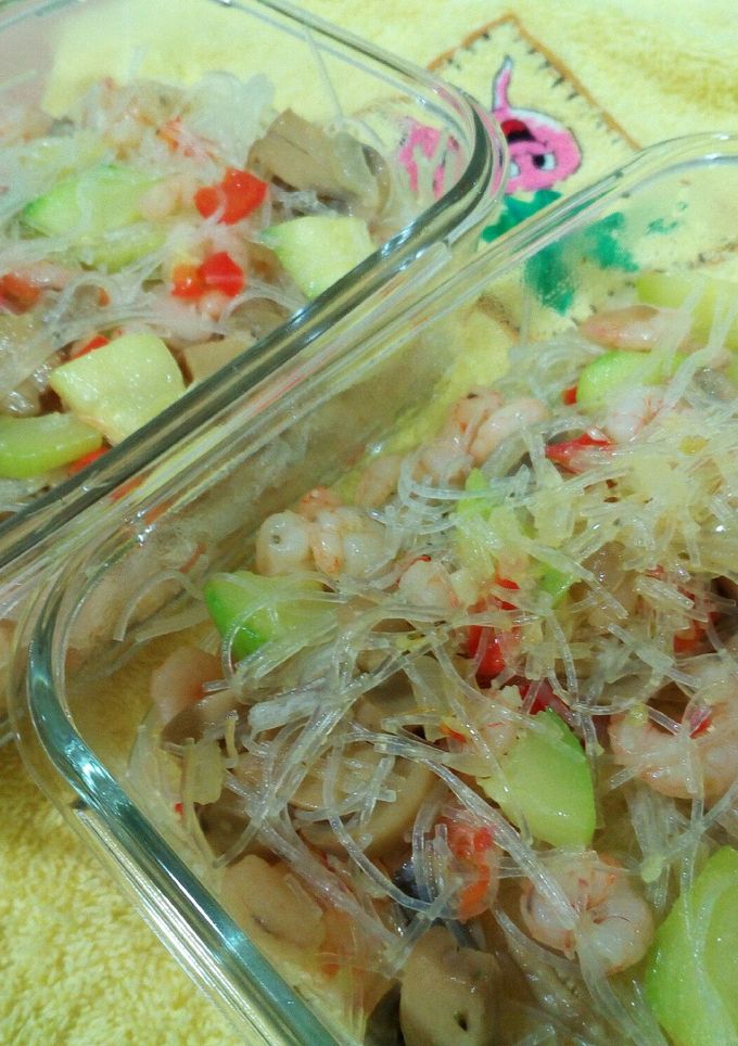 Una foto de Vermicelli con verduras y gambas