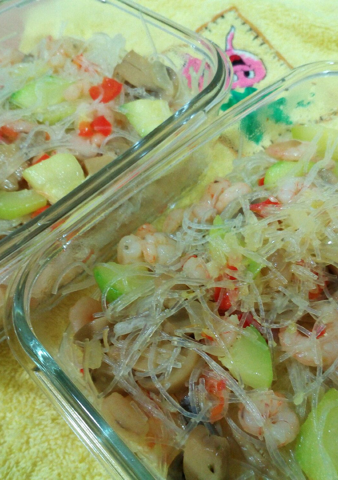 Una foto de Vermicelli con verduras y gambas