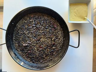Black Rice 🦑 Paella with Garlic Mayonnaise!
