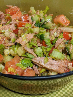 Una foto de Ensalada de apio y atún