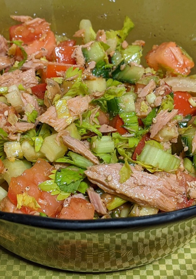 Una foto de Ensalada de apio y atún