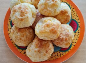 Una foto de Pão de queijo mineiro 🇧🇷 Pancitos de queso de Minas Gerais, Brasil 🇧🇷 🎊