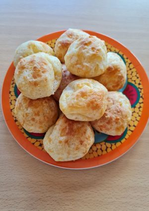 Una foto de Pão de queijo mineiro 🇧🇷 Pancitos de queso de Minas Gerais, Brasil 🇧🇷 🎊