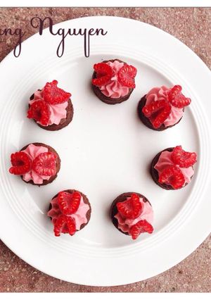 Hình của món Mini Brownies , mousse quả mâm xôi.