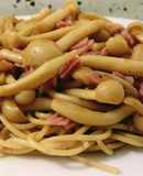 Nidos de espaguetis integrales con salteado de seta shimeji