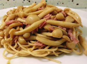 Una foto de Nidos de espaguetis integrales con salteado de seta shimeji