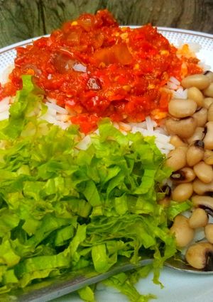 White rice and stew (shinkafa, wake, da Miya) ainihin hoton girkin
