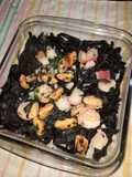 Fideos negros con frutos de mar