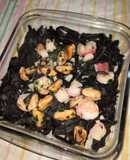 Fideos negros con frutos de mar