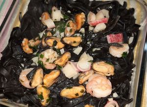 Una foto de Fideos negros con frutos de mar