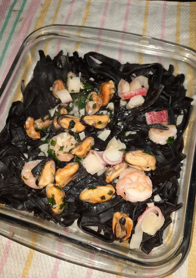 Una foto de Fideos negros con frutos de mar