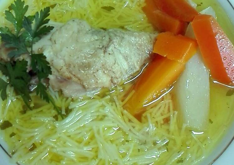 Sopa de gallina con fideos