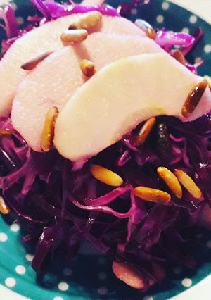 Foto di Insalata di crauto rosso, mela verde e pinoli tostati