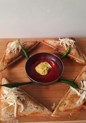 ચીઝ ચીલી સેન્ડવિચ (Cheese Chilli Sandwich Recipe In Gujarati) રેસીપી મુખ્ય ફોટો