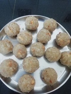 தேங்காய் உருண்டை(coconut balls recipe in tamil) செய்முறை முக்கிய புகைப்படம்