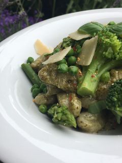 Basilikum-Gnocchi mit Pesto und grünem Gemüse Rezepthauptbild