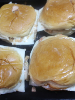 Una foto de Hamburguesa con atun en vinagre y queso
