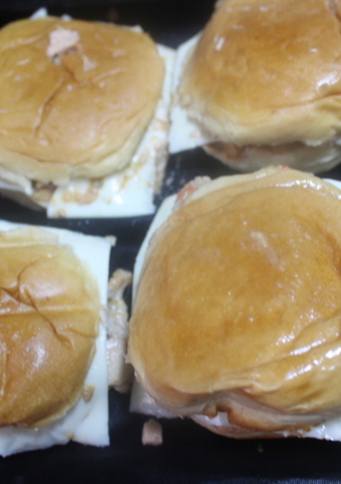 Una foto de Hamburguesa con atun en vinagre y queso