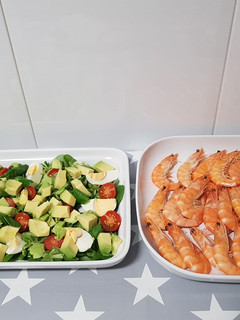 Una foto de Cena 1: langostinos y ensalada canónigos, aguacate, cherry, huev