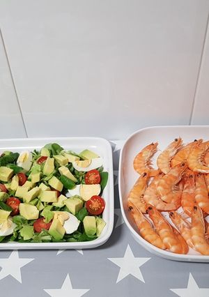 Una foto de Cena 1: langostinos y ensalada canónigos, aguacate, cherry, huev
