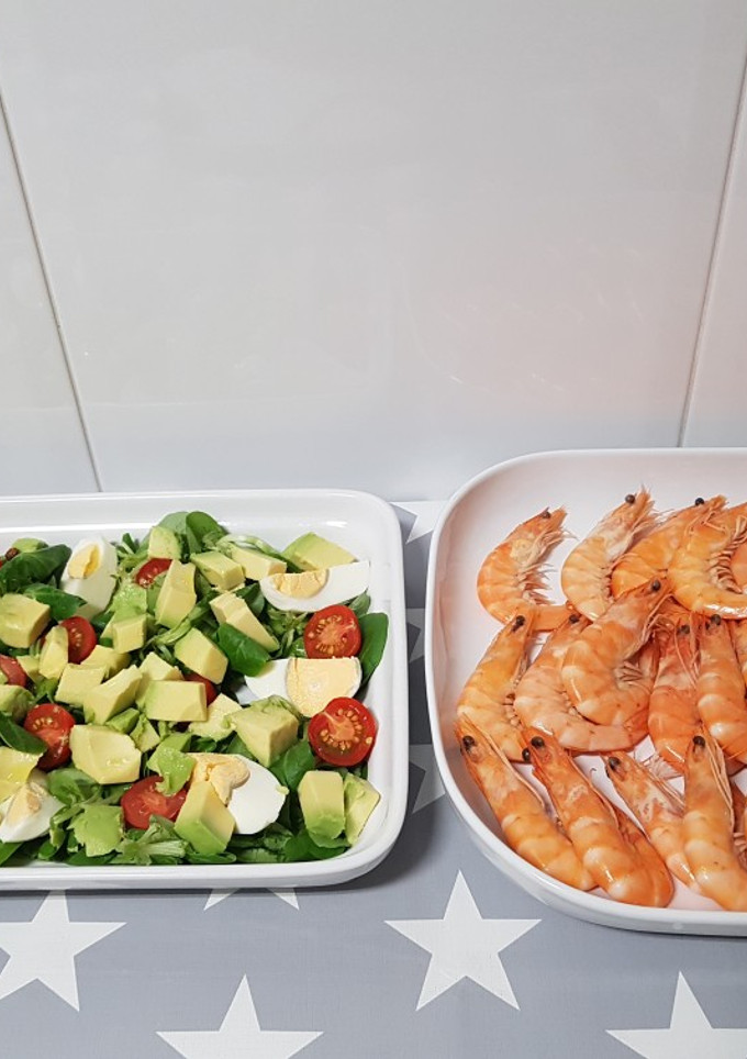 Una foto de Cena 1: langostinos y ensalada canónigos, aguacate, cherry, huev