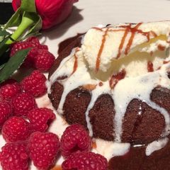 A picture of The easiest molten cake.