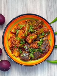 રીંગણા બટાકા ને મરચાં નું ભરેલું શાક રેસીપી મુખ્ય ફોટો