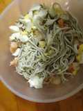 Gulas con gambas y huevo cocido