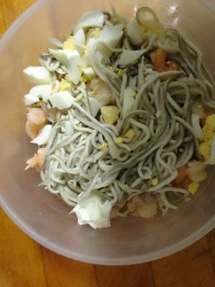 Una foto de Gulas con gambas y huevo cocido