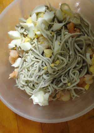 Una foto de Gulas con gambas y huevo cocido