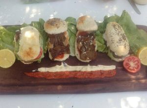 Foto principal de Sándwich de lengua con figazas caceras y salsa brava