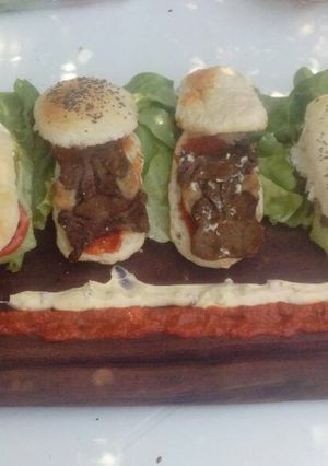 Una foto de Sándwich de lengua con figazas caceras y salsa brava
