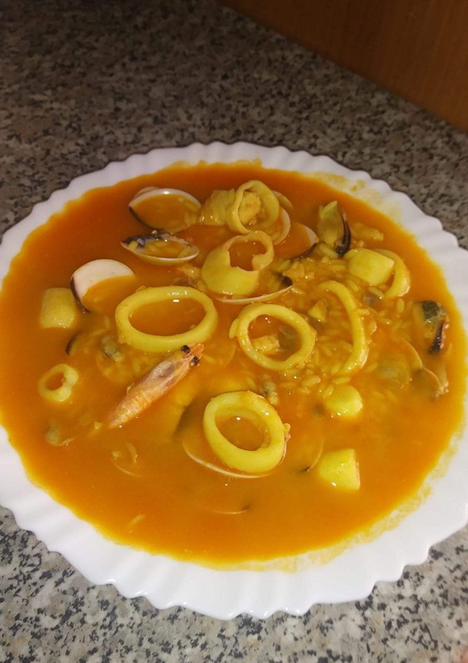 Una foto de Sopa de pescado con arroz