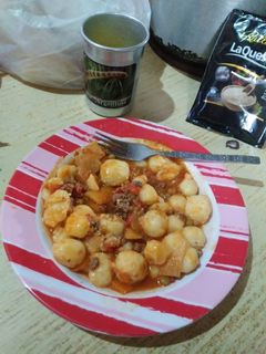 Una foto de Ñoquis de papas caseros con salsa