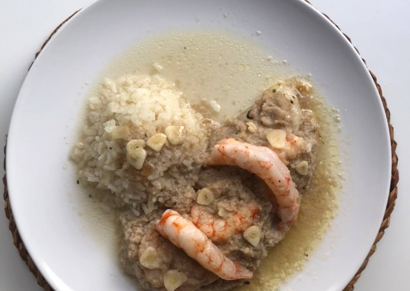 Pescado al horno, con salsa de setas, gambones al ajillo y arroz blanco
