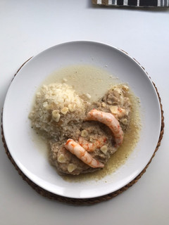 Una foto de Pescado al horno, con salsa de setas, gambones al ajillo y arroz blanco