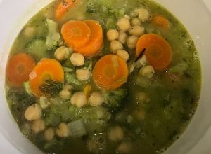 Una foto de SOPA DE GARBANZOS CON BRÓCOLI 🥦