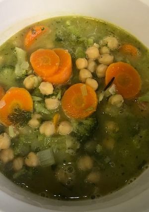 Una foto de SOPA DE GARBANZOS CON BRÓCOLI 🥦