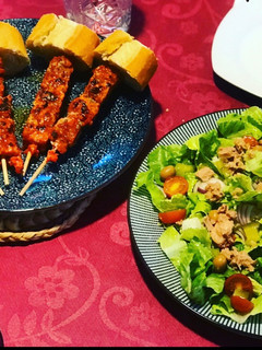 Una foto de Pinchos morunos caseros con ensalada variada