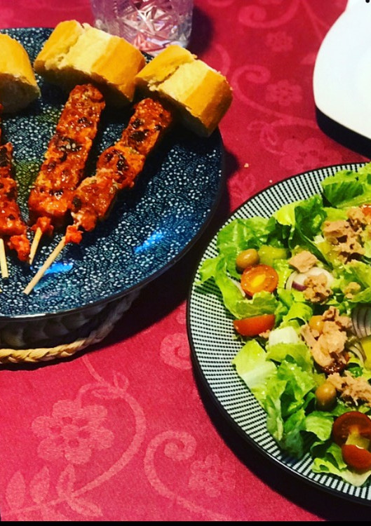 Una foto de Pinchos morunos caseros con ensalada variada