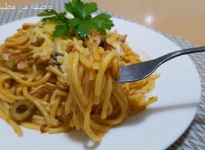 صورة لوصفة سباغيتي بصلصة الطماطم والزيتون