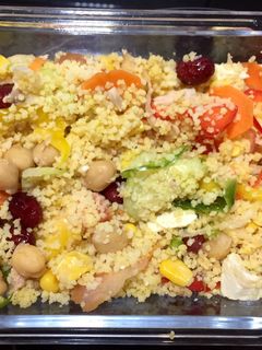 Una foto de Riquísimo cous cous sin encender el fuego!! ideal tupper