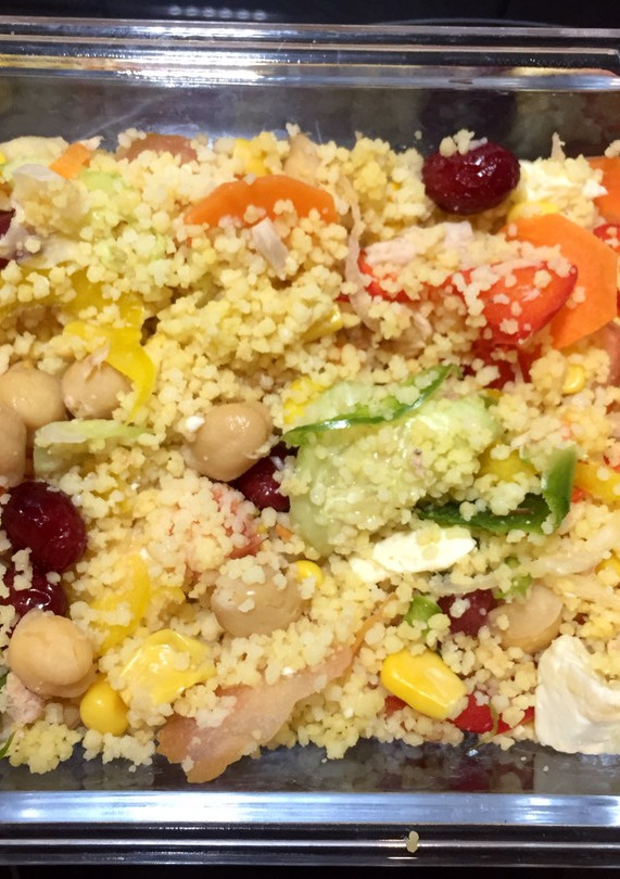 Una foto de Riquísimo cous cous sin encender el fuego!! ideal tupper