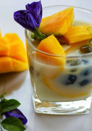 Hình của món Chè xoài hoa đậu biếc.