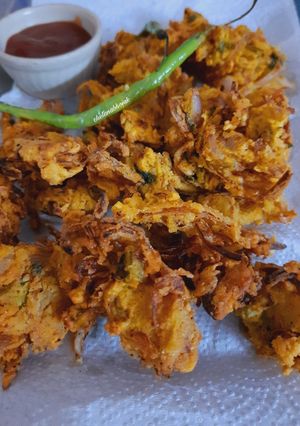 कांदा भजी (kanda bhaji recipe in marathi) रेसिपी चे मुख्य फोटो 