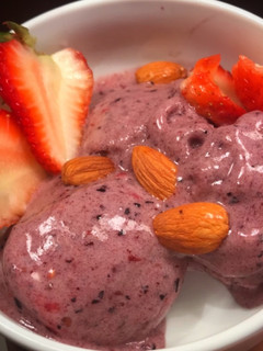 Una foto de Helado saludable sin azúcar de frutos rojos. 3 ingredientes