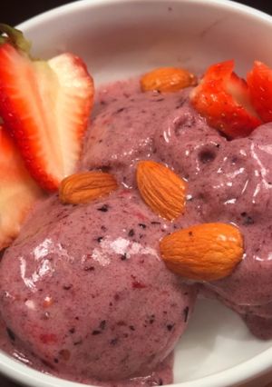 Una foto de Helado saludable sin azúcar de frutos rojos. 3 ingredientes