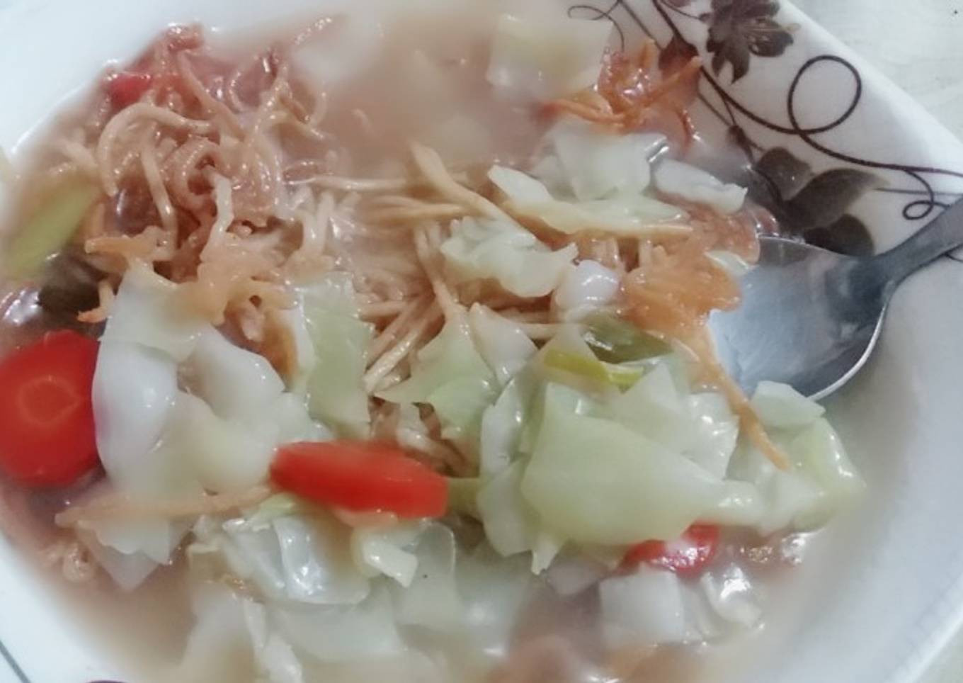 Crispy spaghetti with soup